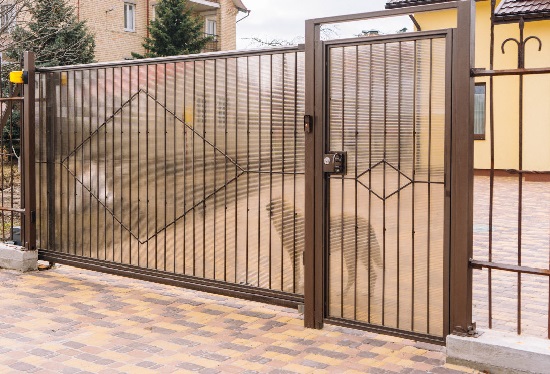 Купить ворота из профлиста с элементами ковки, с металлическими столбами в рамке или под дерево в чусовом от 158865 руб